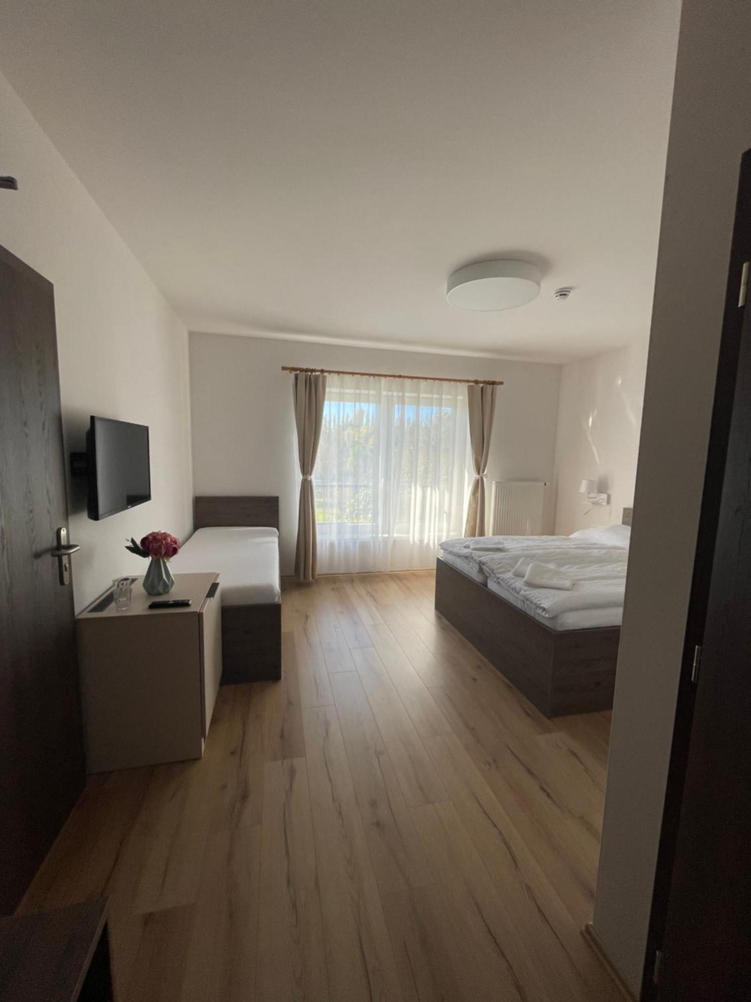 Zafir Hotel Dunajska Streda Bagian luar foto