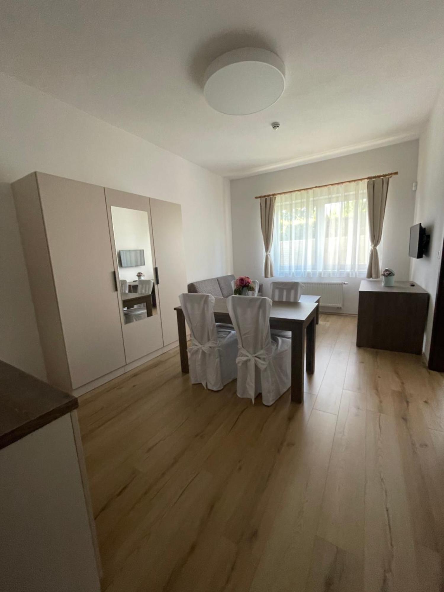 Zafir Hotel Dunajska Streda Bagian luar foto