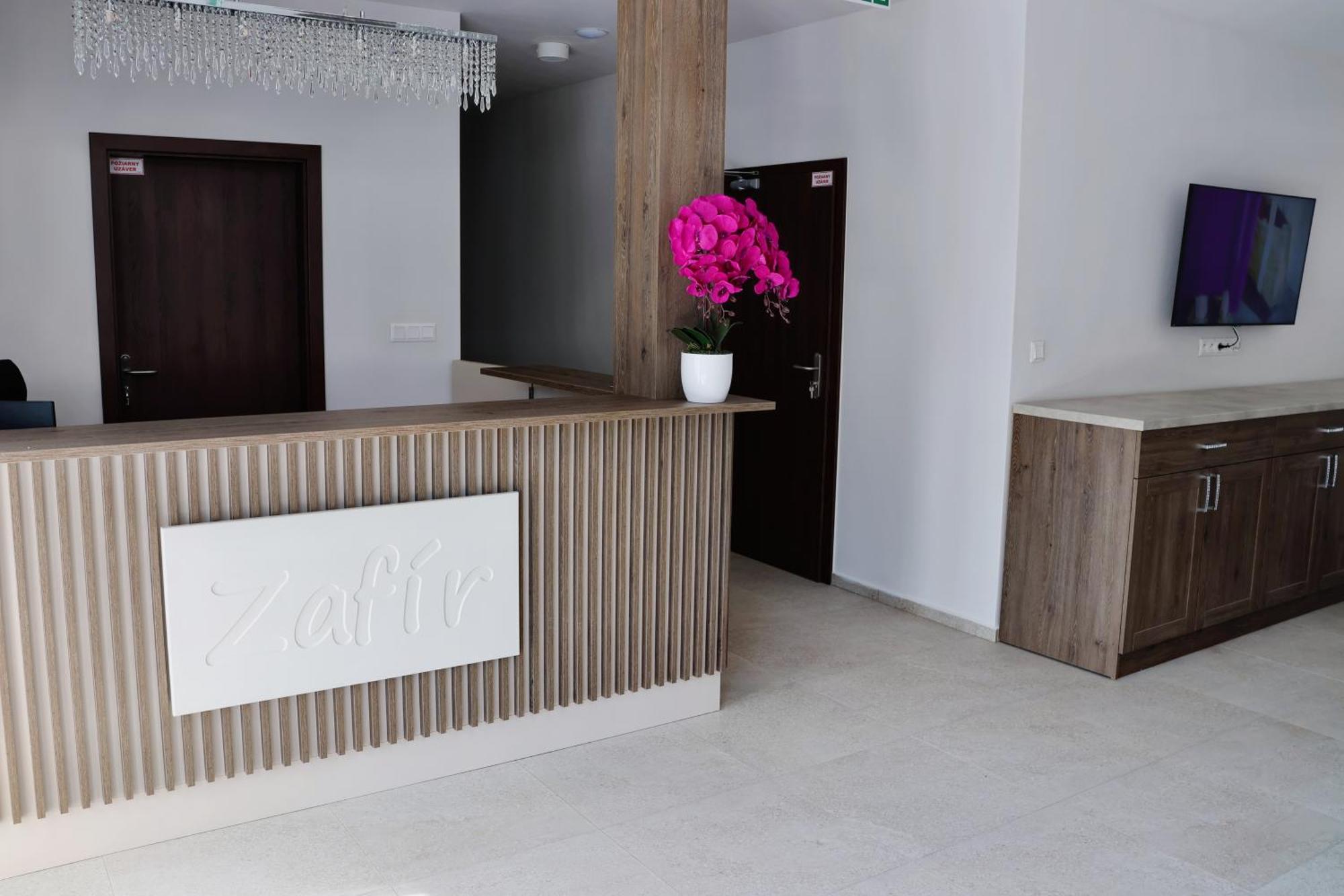 Zafir Hotel Dunajska Streda Bagian luar foto